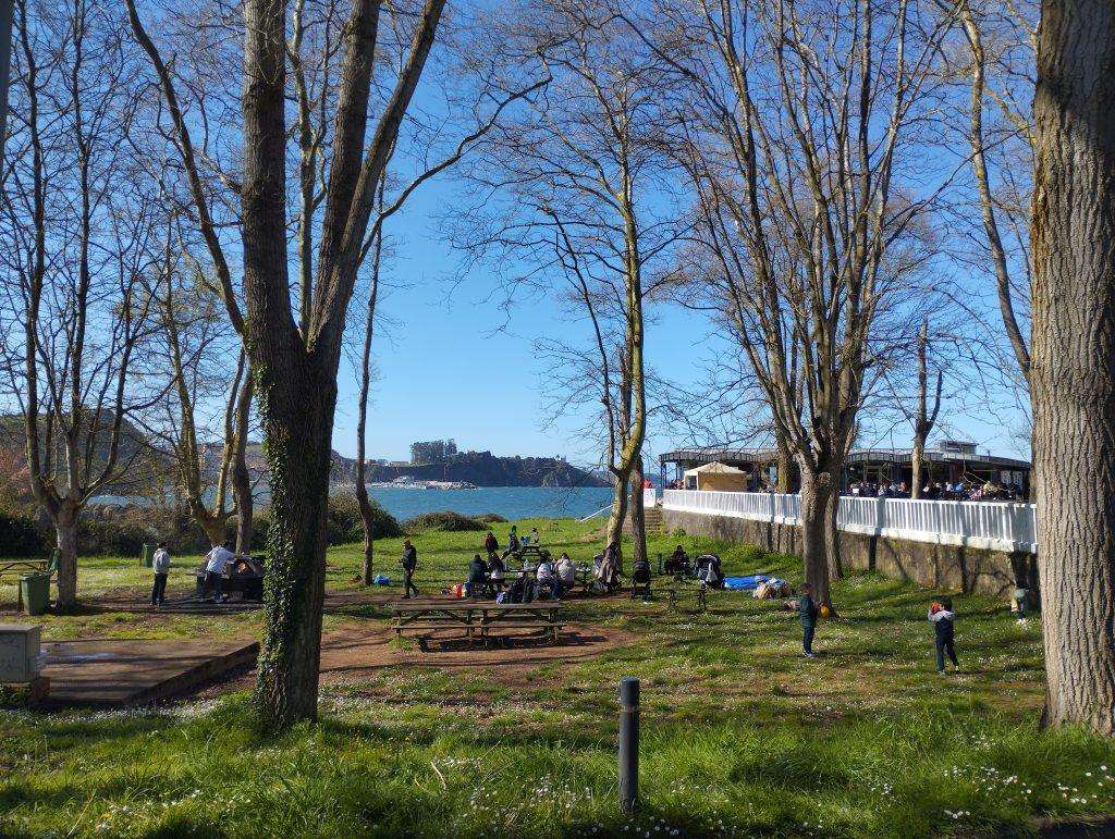 La playa de Güelges, junto a Perlora, perfecta para pasar el día en su merendero