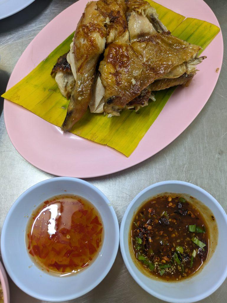 Pollo a la brasa con salsa picante, un plato típico del día a día