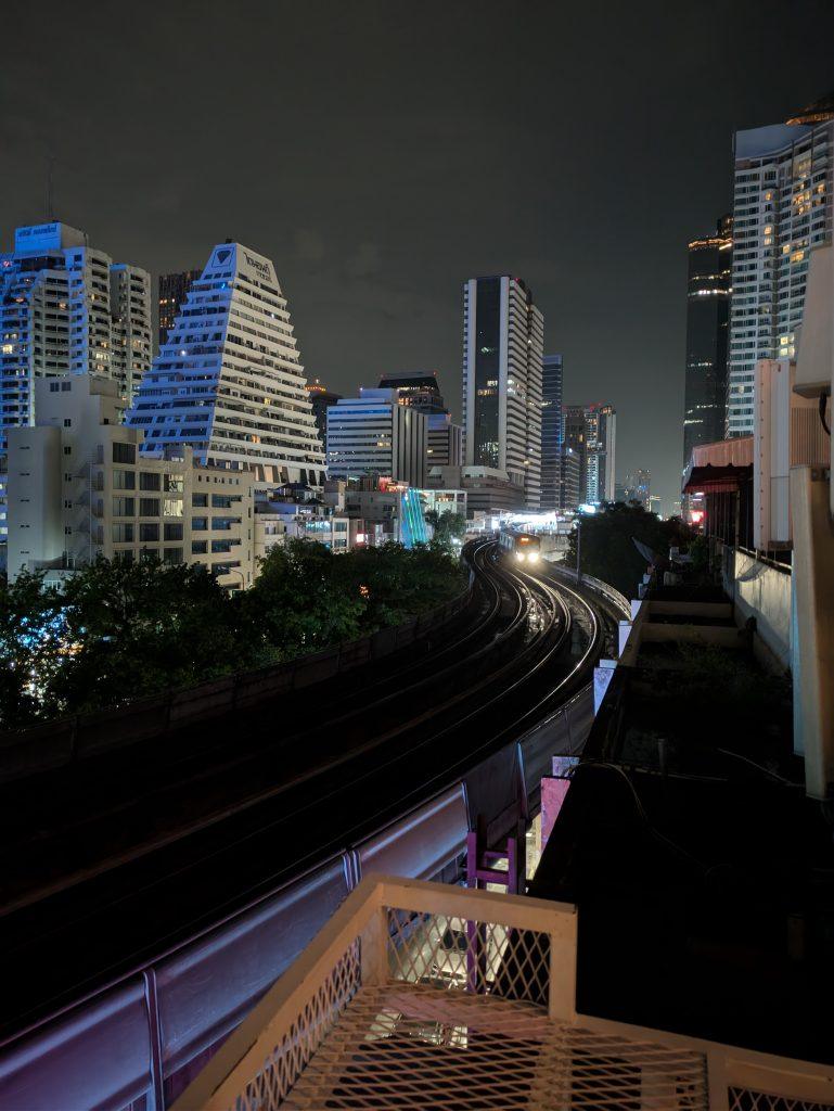 Enn Unculture Rooftop el MRT se acerca y puedes verlo pasar mientras te tomas una cerveza