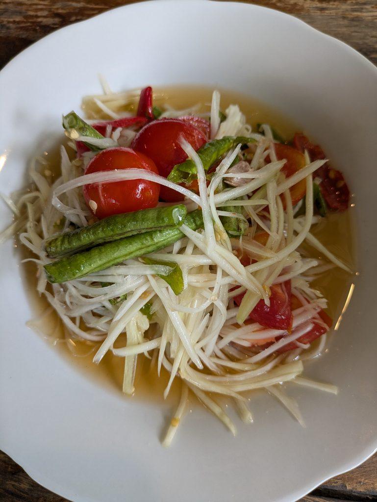 Som Tam o ensalada de papaya verde, esencial en las cocinas de Chiang Mai