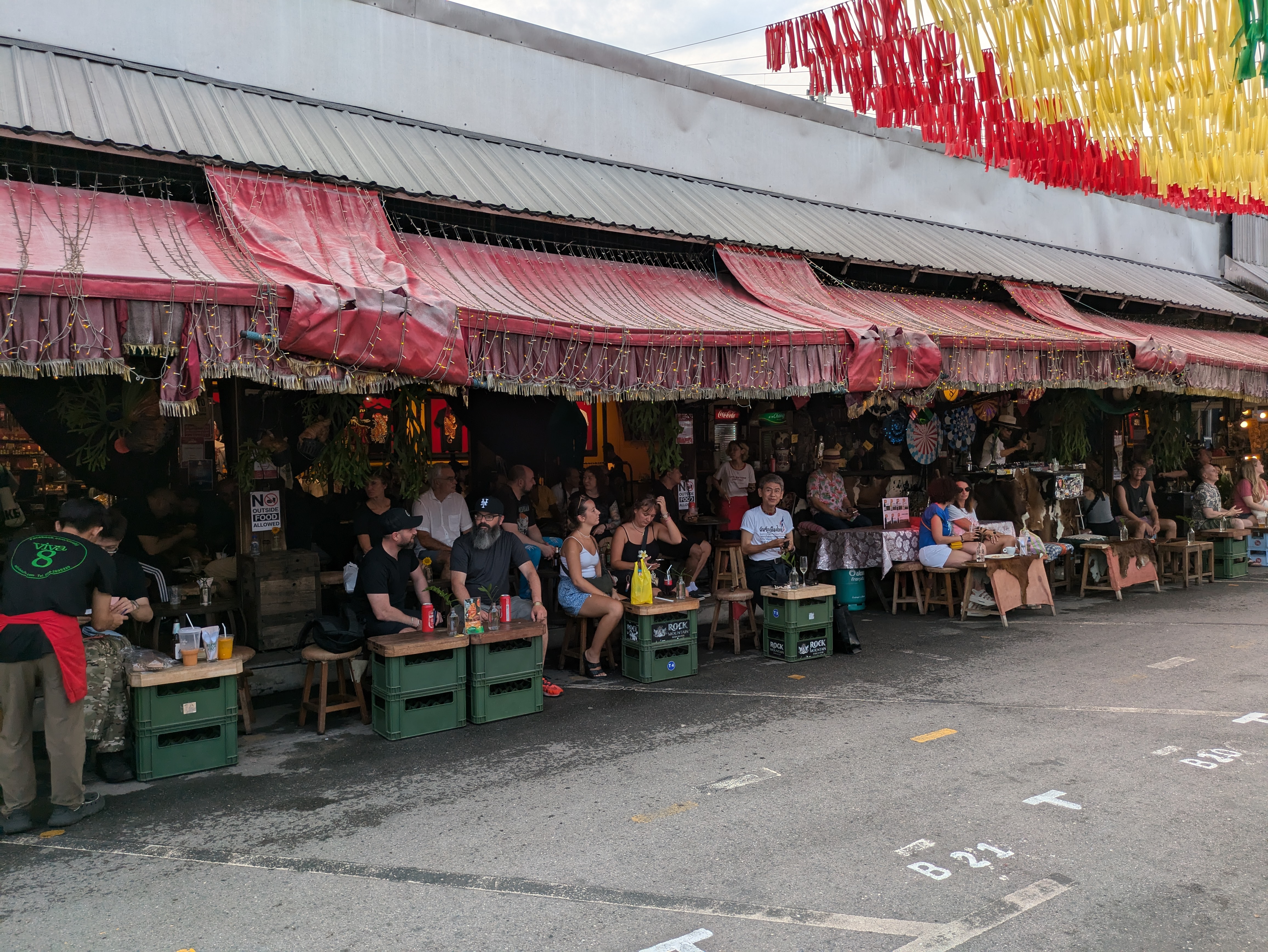 Bar lleno de turistas y locales en Chatuchak Weekend Market