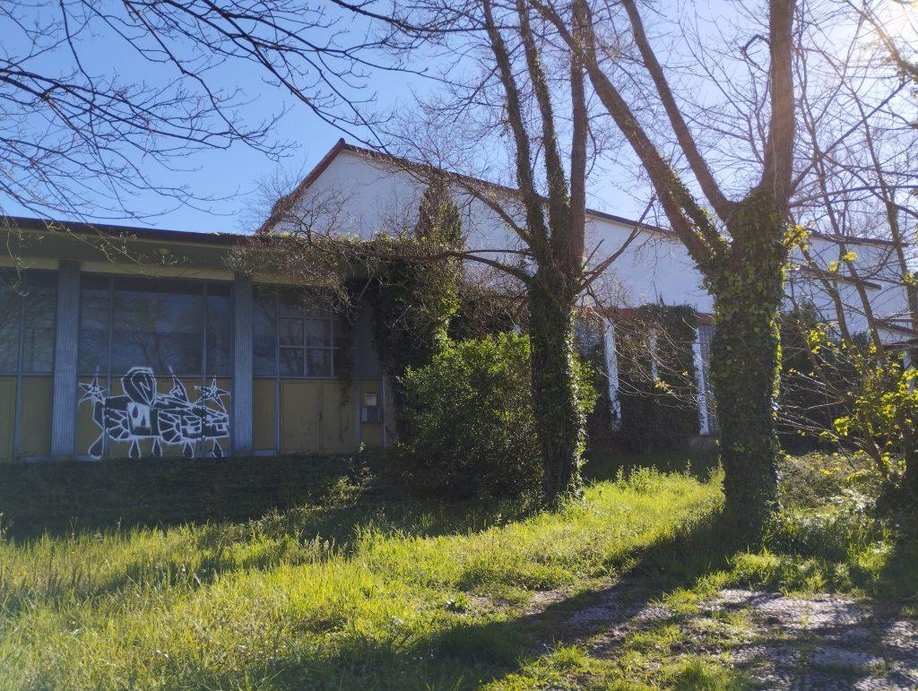 Edificios abandonados en la ciudad de vacaciones de Perlora