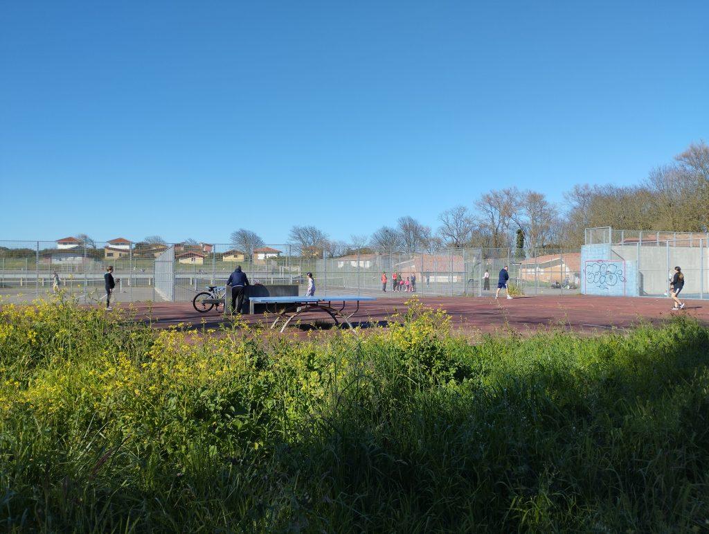 Zonas deportivas y de juego en Perlora, la ciudad de vacaciones abandonada