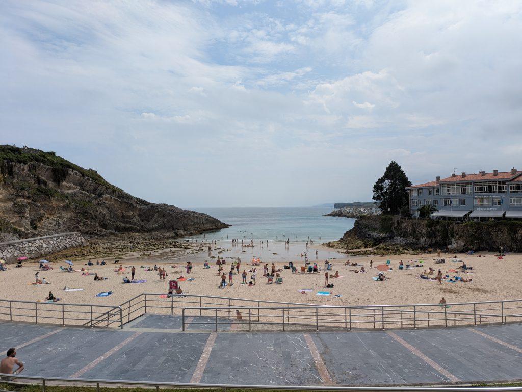 Playa del Sablón, una de las playas principales de la villa de Llanes