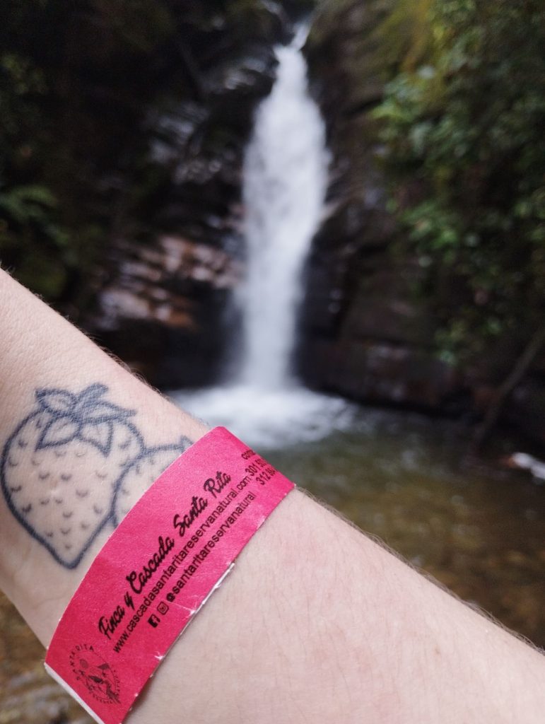 Pulsera de caminante para acceder a la cascada Santa Rita, por 11.000 COP