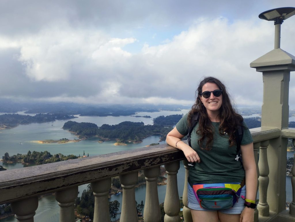 En lo alto del Peñol de Guatapé, una de las excursiones que puedes hacer en tus 15 días en Colombia