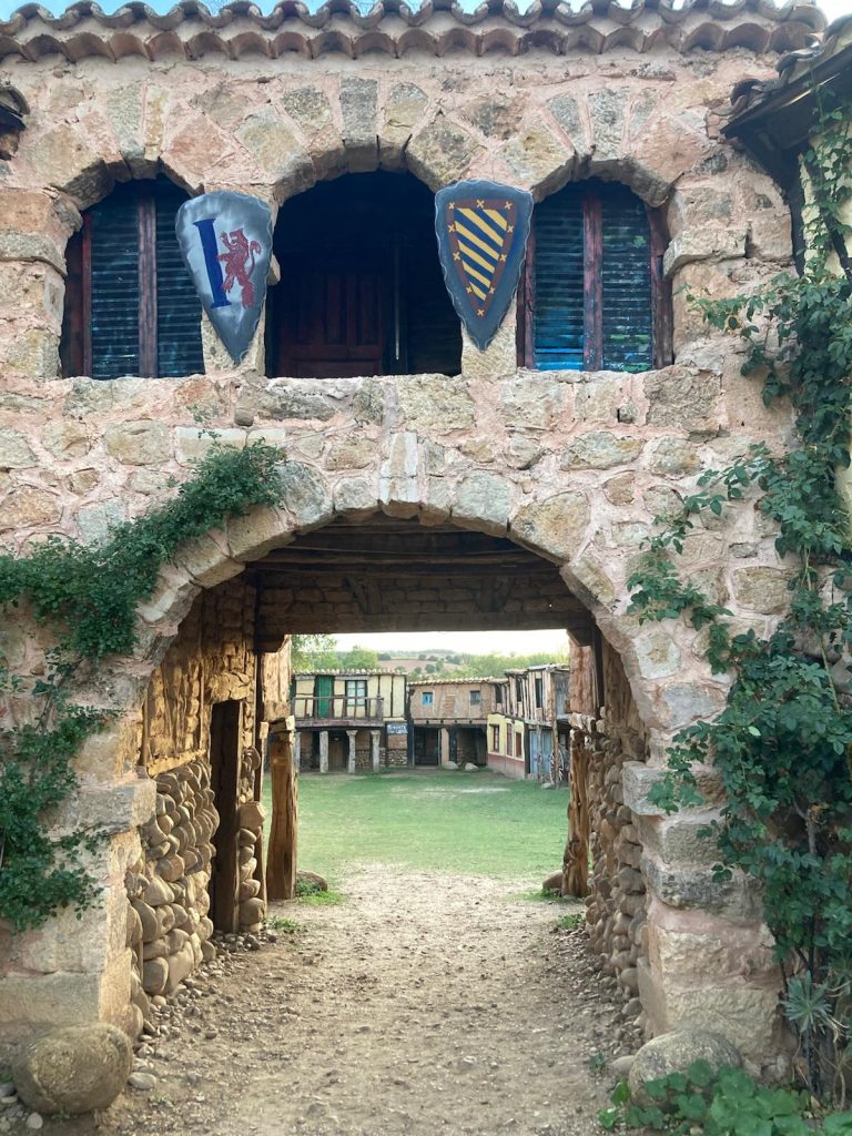 Arco con escudos en Territorio Artlanza