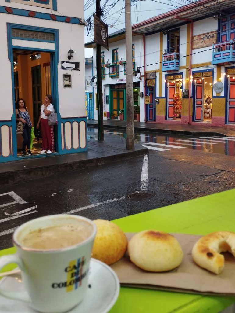 Tomar un café con pandebono es una de las cosas más ricas que hacer en Filandia