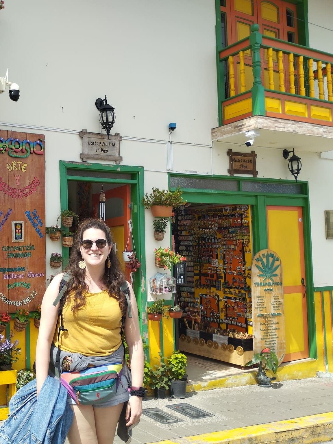 Casas, tiendas y balcones coloridos en un paseo por Filandia