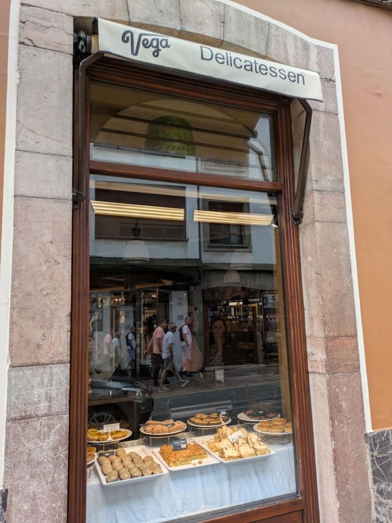 Confitería con dulces típicos de Llanes