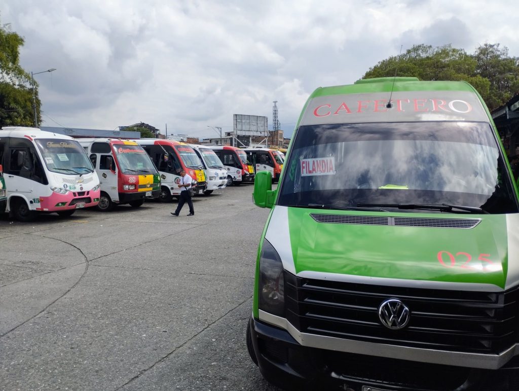 Buseta con destino Filandia en la terminal de autobuses de Armenia