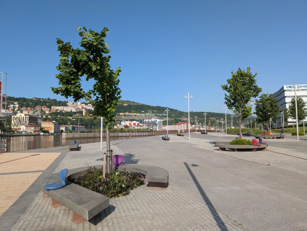 Bancos y explanada en el Paseo El Canal que conecta Elorrieta con Deusto