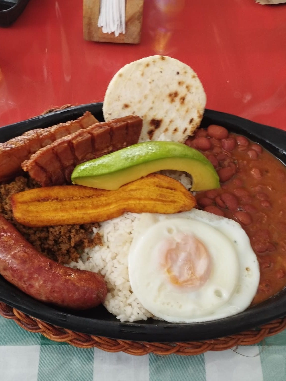 Bandeja paisa en un restaurante local de Filandia