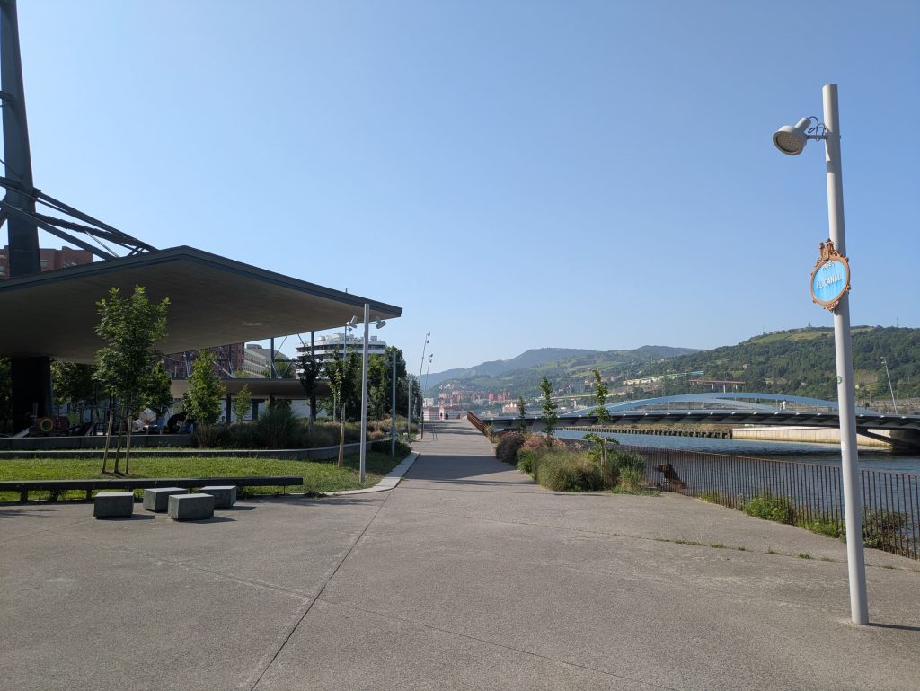 Parque infantil en el paseo El Canal, la vía peatonal más larga de Bilbao