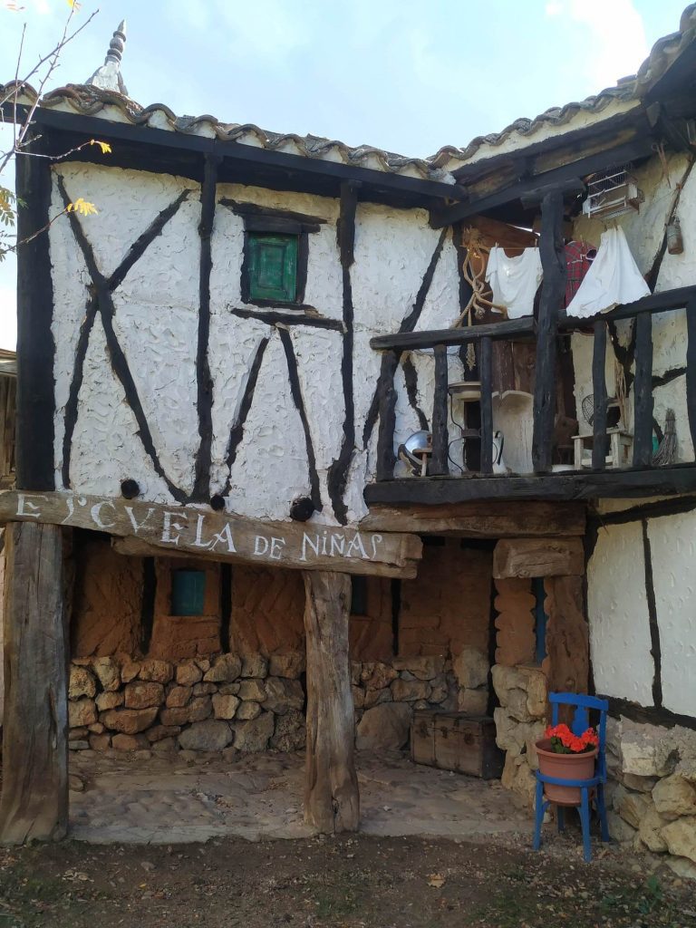 Escuela de niñas en el Territorio Artlanza