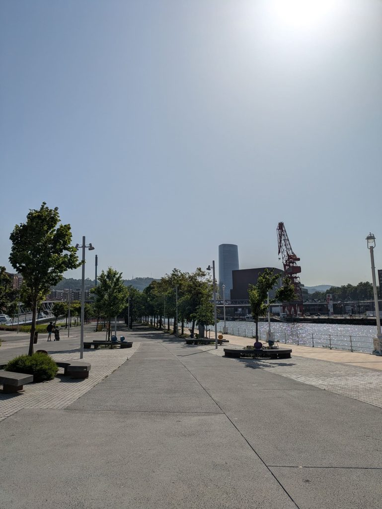 Parte más amplia del Paseo el Canal a su paso por Deusto