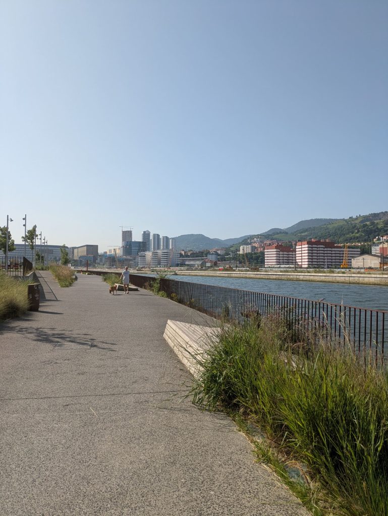 Paseo El Canal con zonas verdes