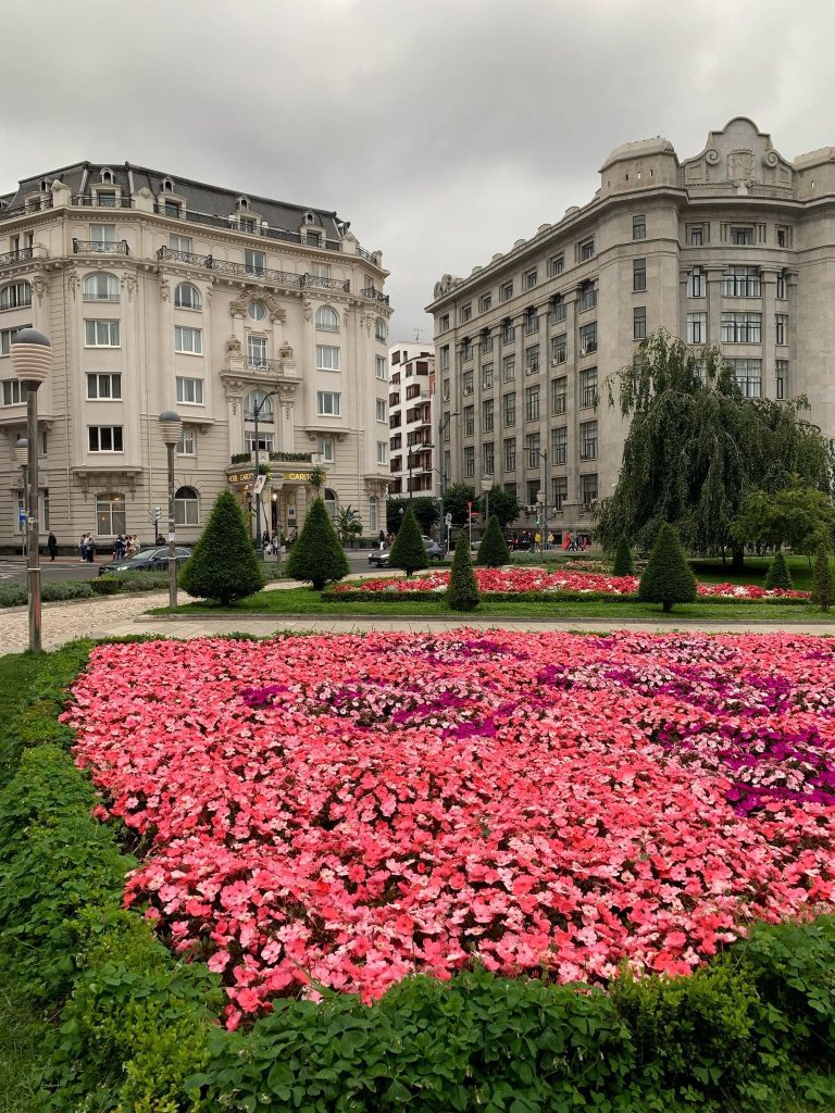 Hotel Carlton y flores en la Plaza Moyúa de Bilbao en 2 días diferentes