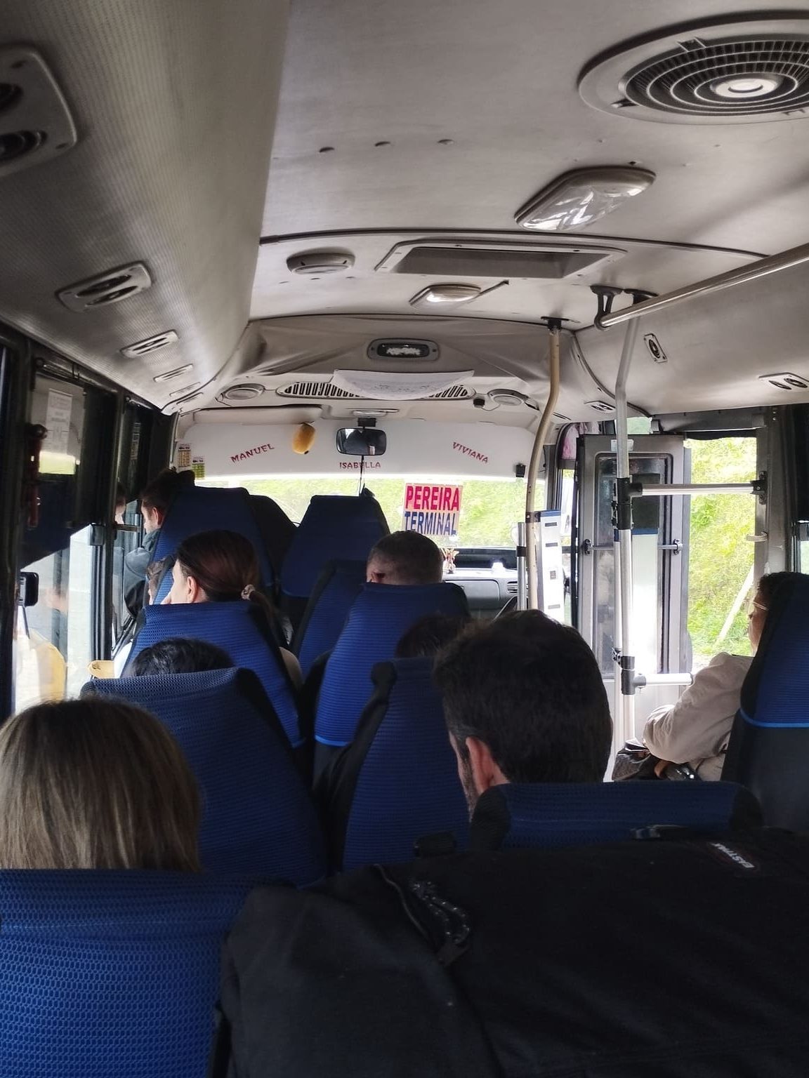 Interior del autobús a Boquía para visitar Santa Rita desde Salento