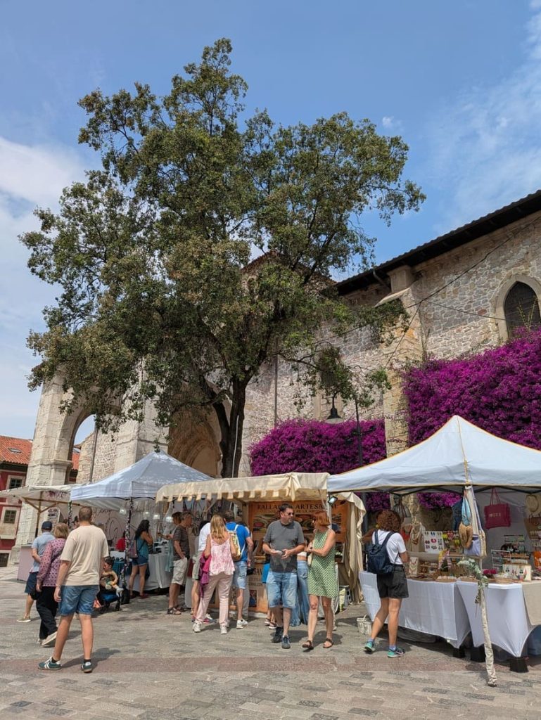Mercado medieval junto a la iglesia de Llanes