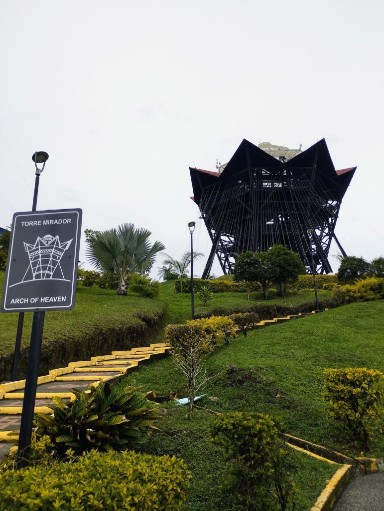 Mirador Colina Iluminada en un día gris en Filandia