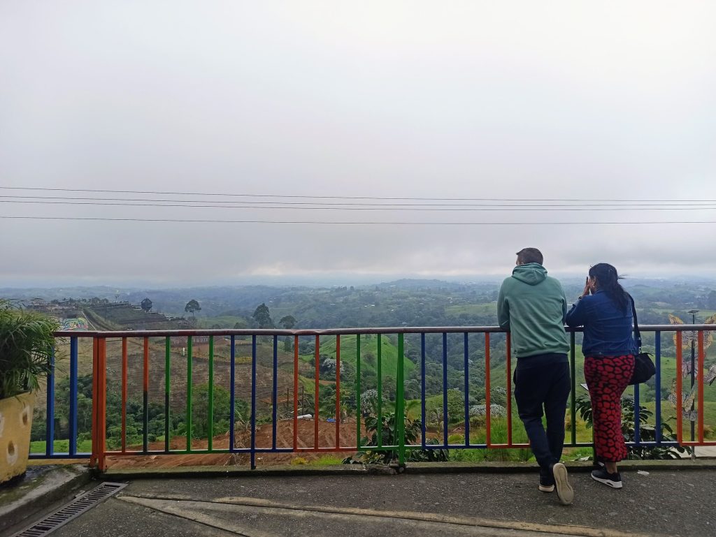 Panorámica del Eje Cafetero colombiano desde el Mirador del Tiempo Detenido en Filandia
