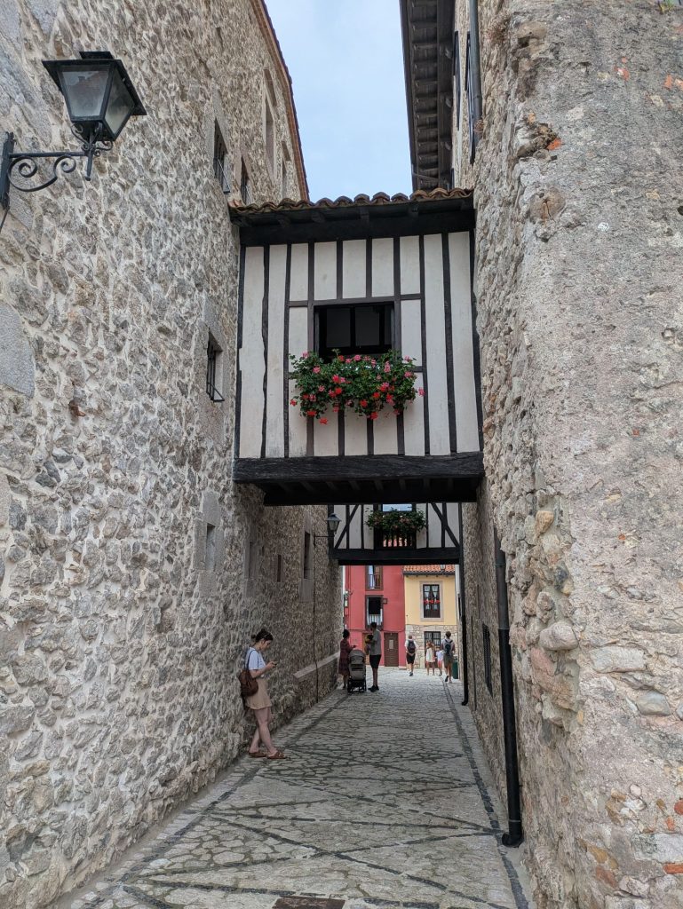 Paso aéreo del Palacio de los Gastañaga, uno de los puntos de interés que ver en Llanes