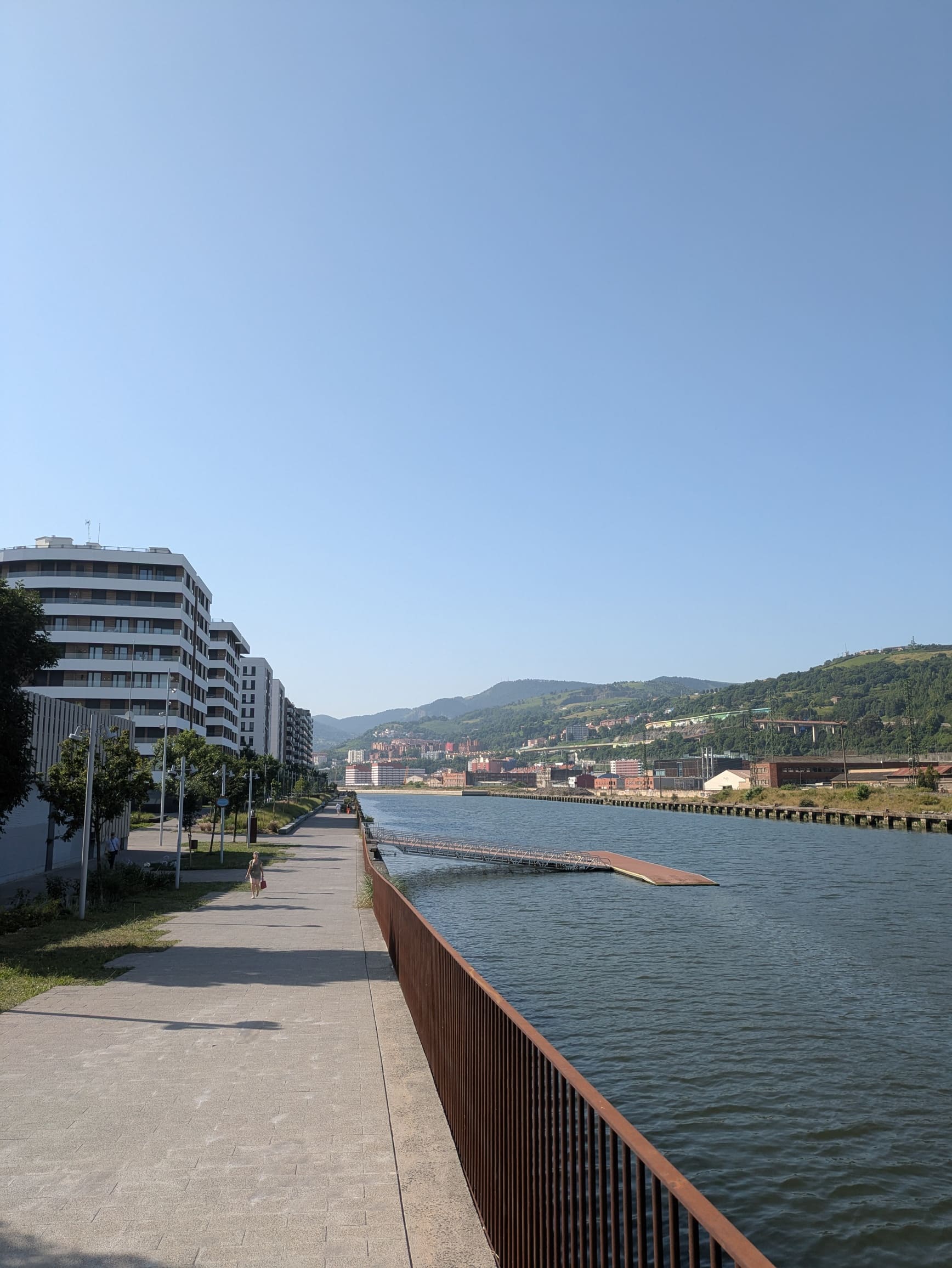 Paseo El Canal a la altura de San Ignacio con un muelle que da acceso a la ría