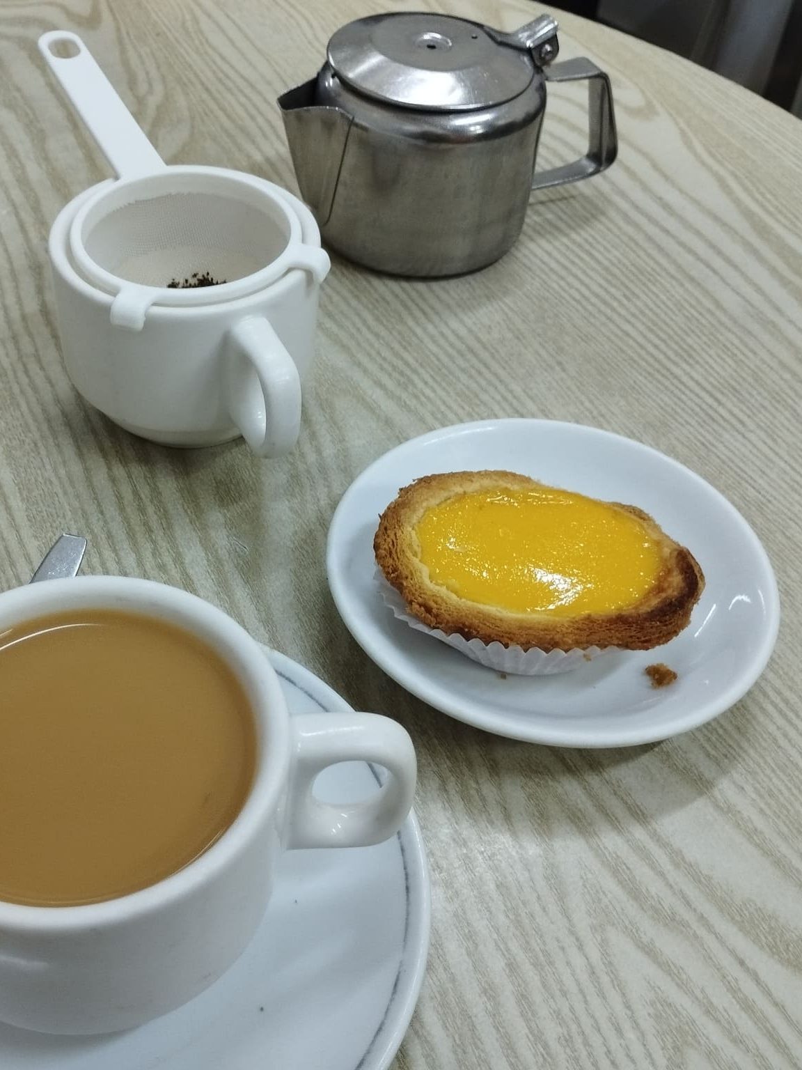 Cafetería en Macao, con café sin filtrar y pastel de nata