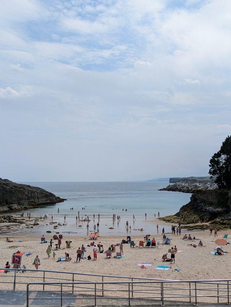 Playa del Sablón, una de las playas principales de la villa de Llanes