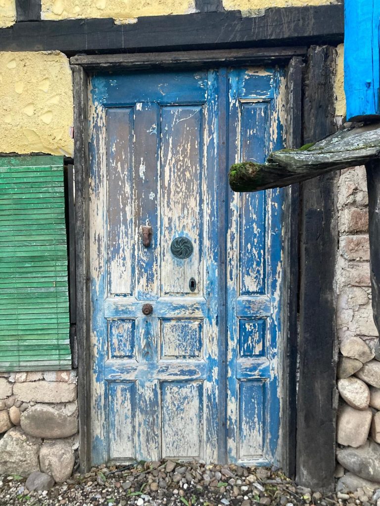 Puerta en la escultura de Quintanilla del Agua