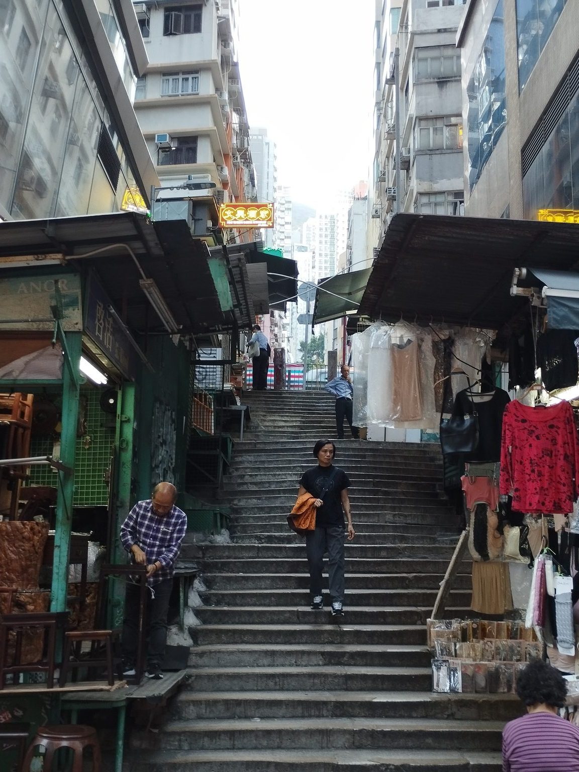 Escaleras en el barrio de Central, imprescindible en tu itinerario de viaje a Hong Kong