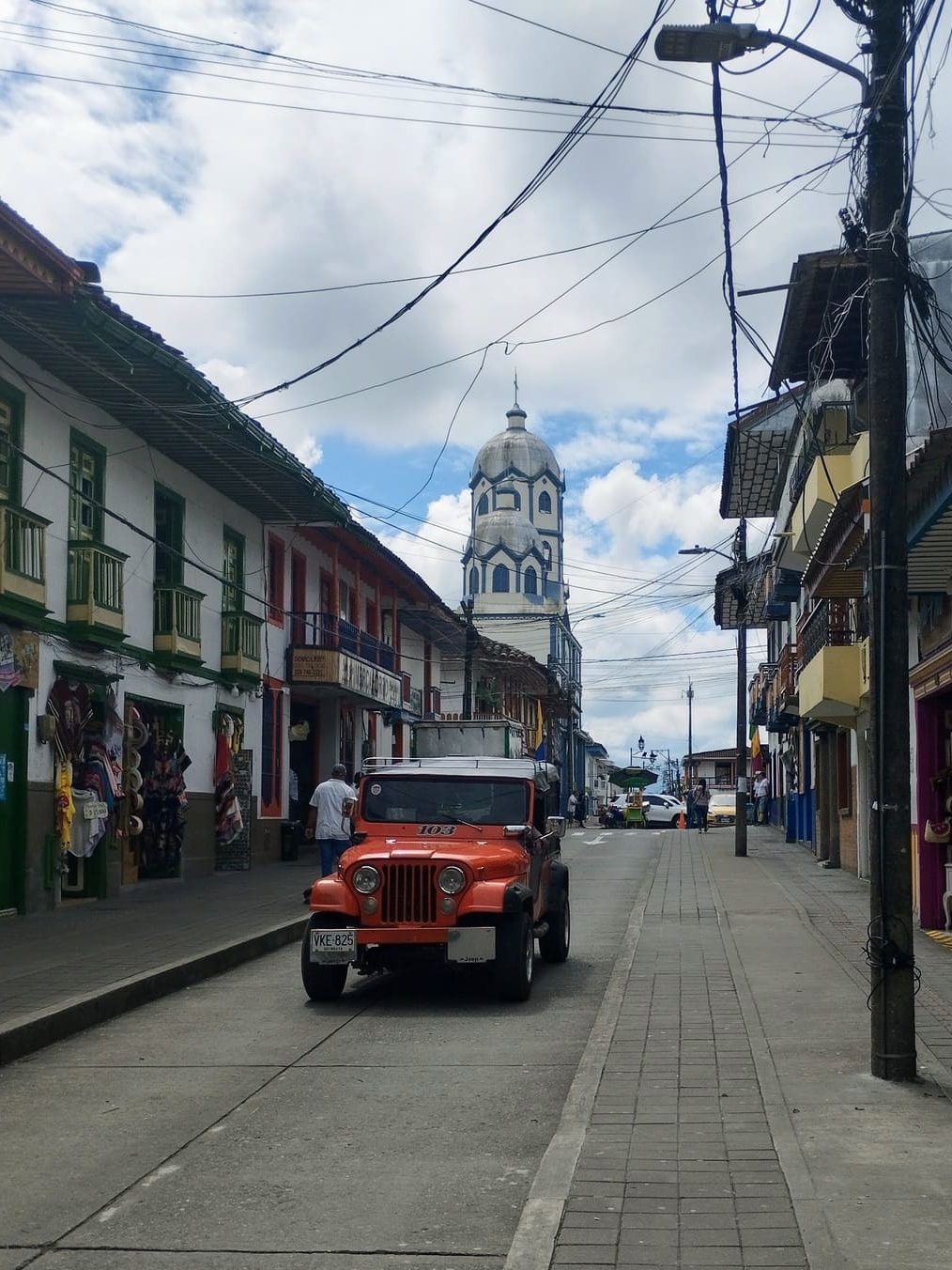 Calle del Tiempo Detenido de Filandia, con un willy
