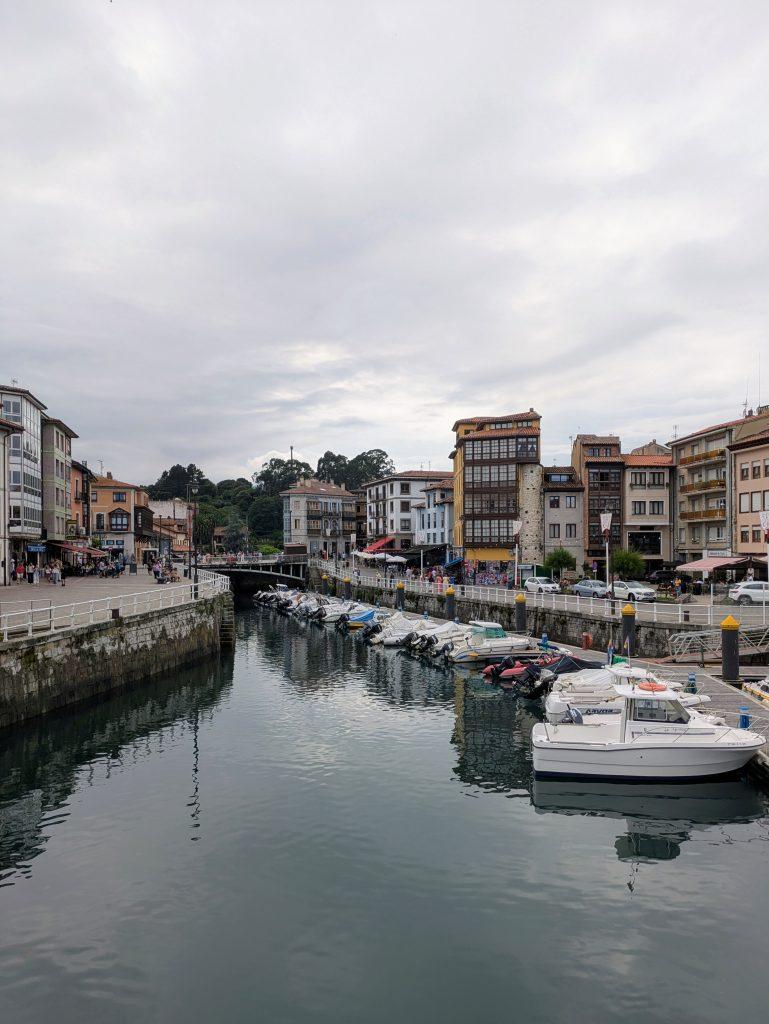 Puerto deportivo de Llanes, una de las cosas que ver en el centro