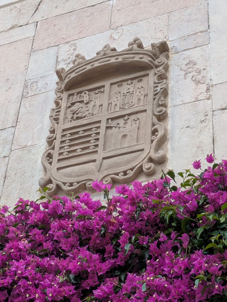 Escudo en un edificio de Llanes