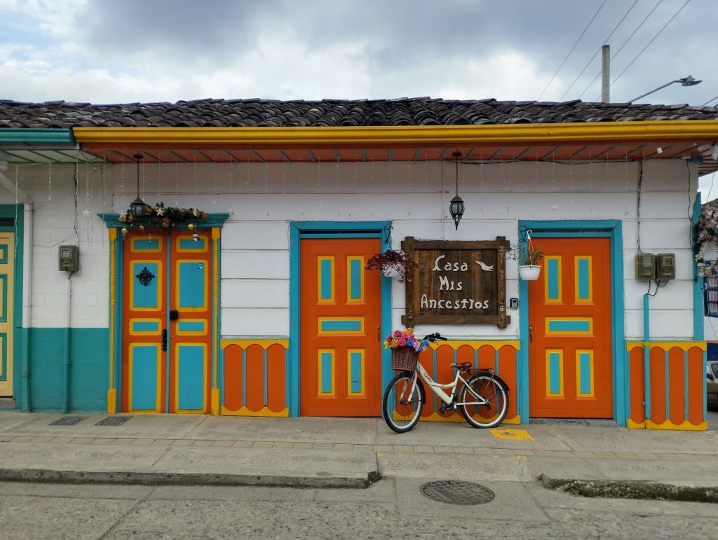 Casas coloridas en Salento, puerta de entrada al Valle del Cocora