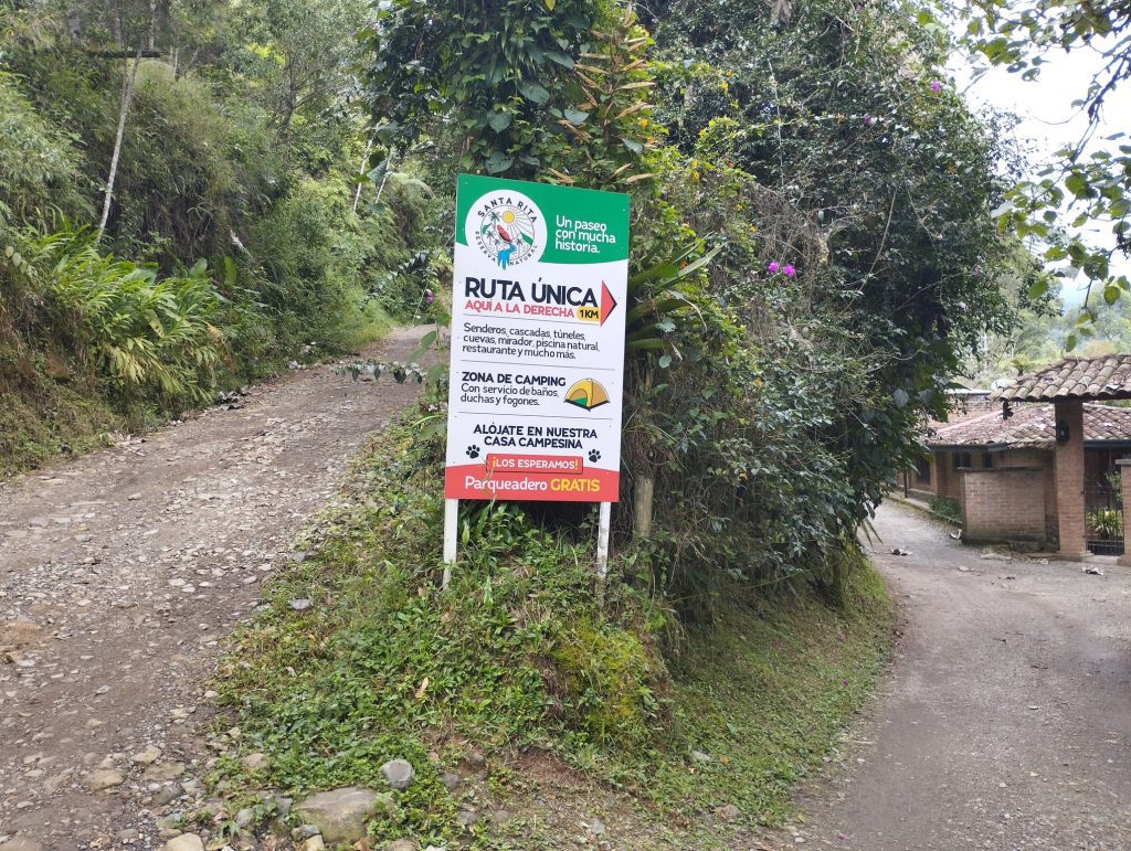 Indicación del sendero hasta llegar a la Finca Santa Rita