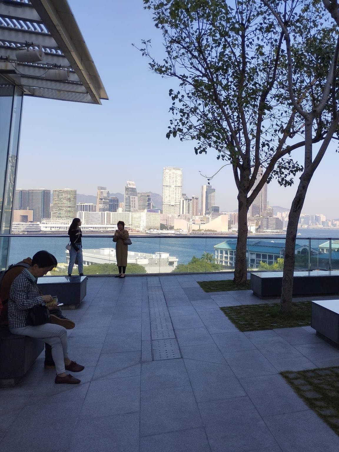 Vistas de la bahía de Hong Kong desde la terraza del IFM Mall