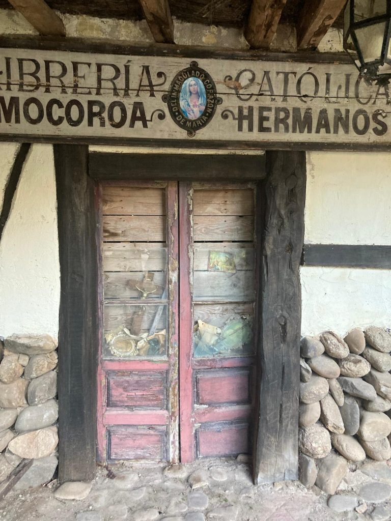 Librería antigua por las calles del poblado medieval Territorio Artlanza