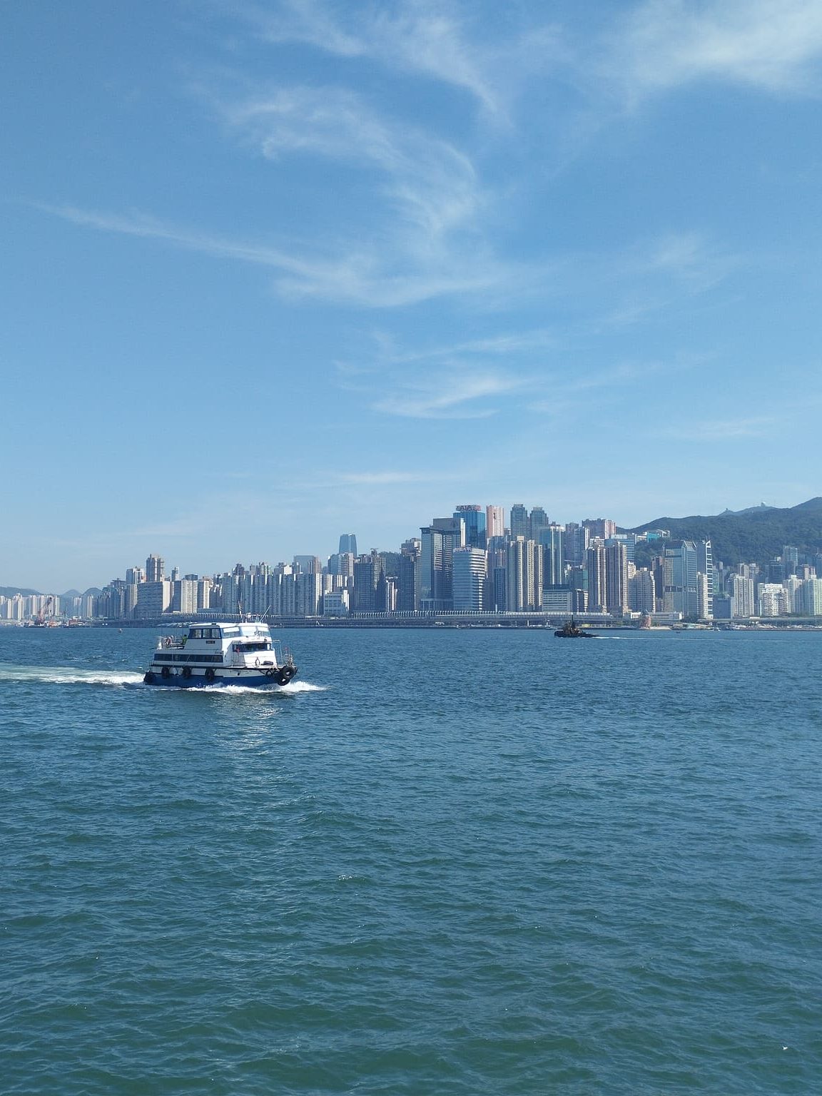 Un ferry recorre la bahía de Hong Kong