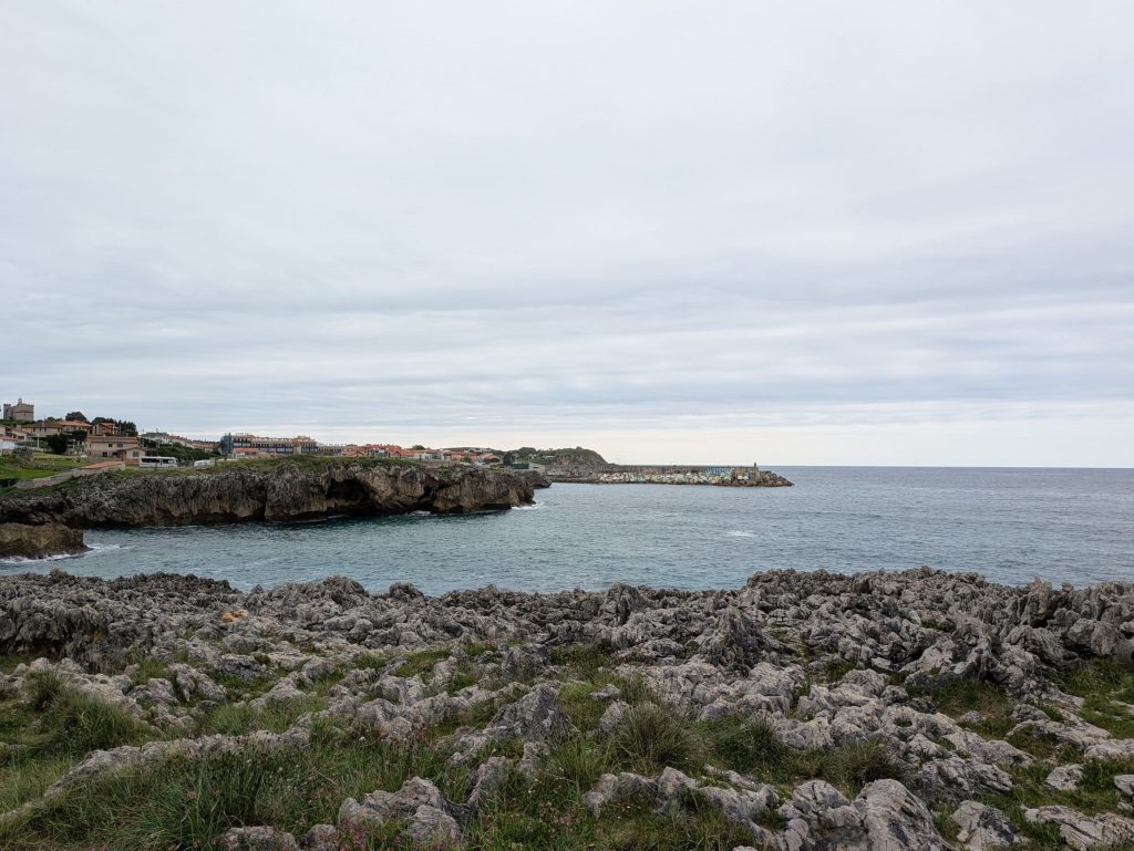 Mirador de la costa en Toró, desde donde se pueden ver los Cubos de la Memoria