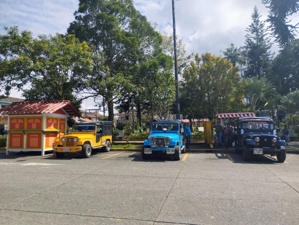 Willys en la plaza Bolívar de Filandia