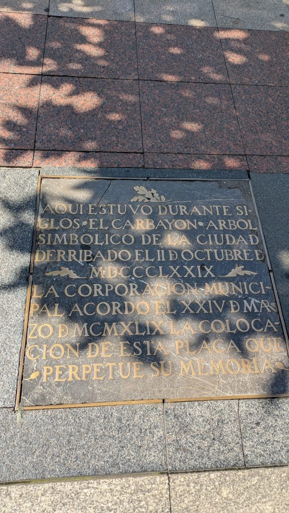 Placa conmemorativa del carbayón, una de las cosas curiosas de Oviedo