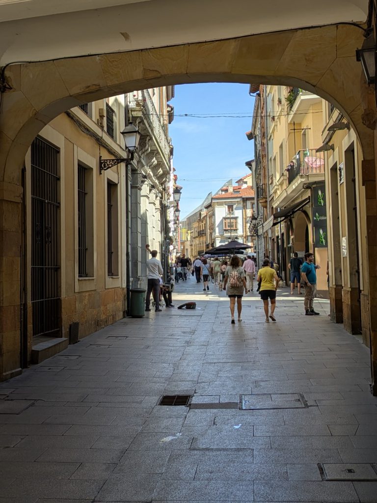 Arco y callejón entre Cimadevilla y la plaza de la Constitución de Oviedo