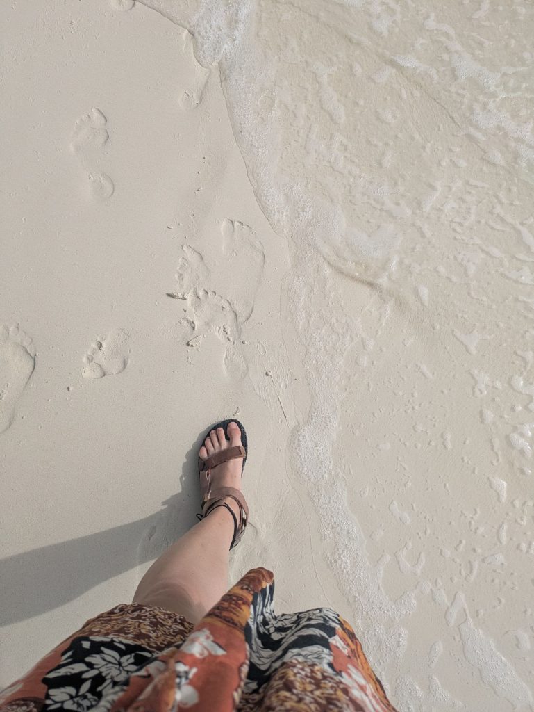 Caminando por la playa de arena blanca