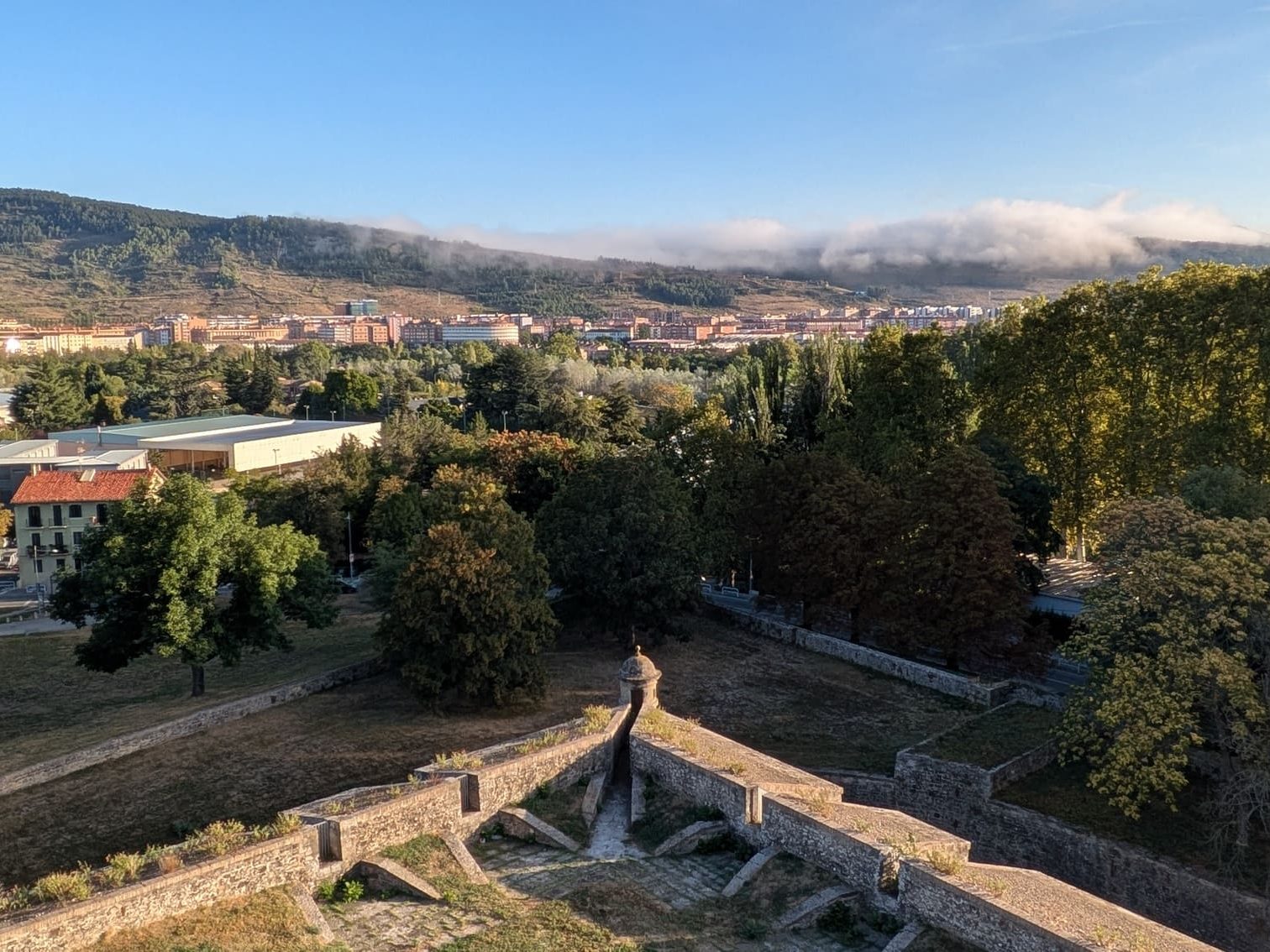 El Baluarte del Redín, mi lugar favorito que ver en Pamplona, con vistas a los montes