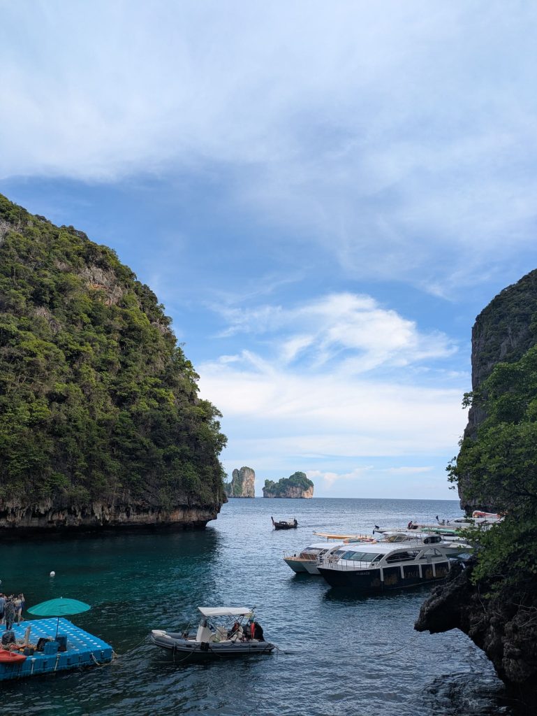 Plataforma de Loh Samah Bay, donde atracan los barcos para acceder a Maya Bay