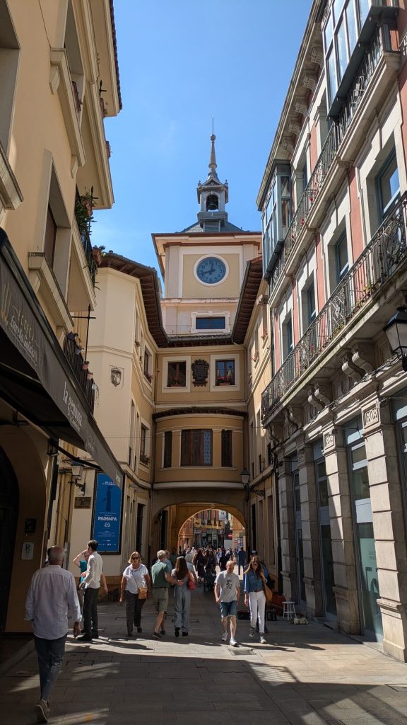 La calle de Cimadevilla camino al Ayuntamiento