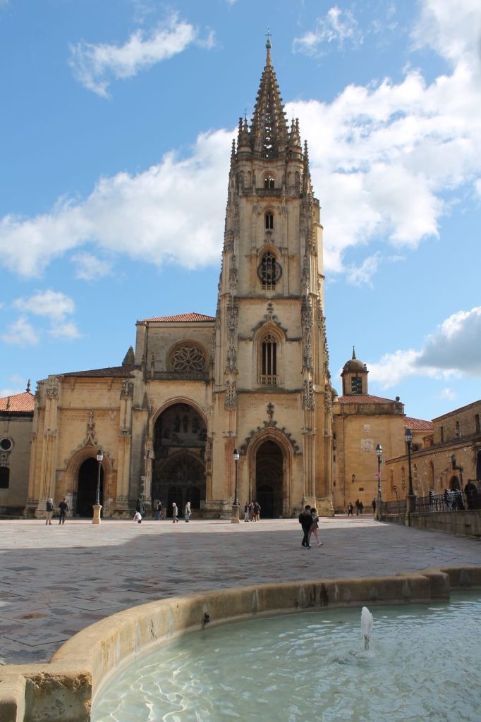 La Catedral de San Salvador, uno de los lugares para visitar en Oviedo 