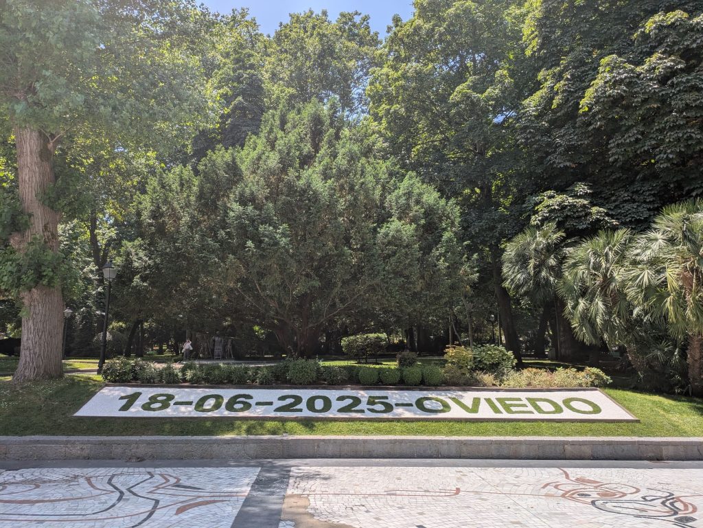 La fecha del día en el Campo San Francisco de Oviedo, que se cambia cada día